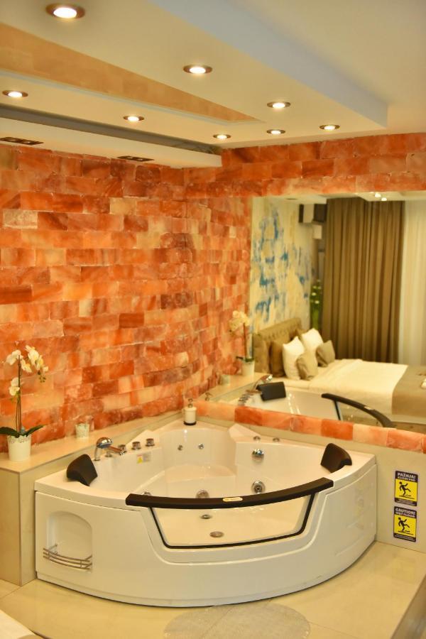 Design Apartment Premium Spa Lux 4 Star "Dubai" Completely Private Wellness & Spa Free Included Sauna & Jacuzzi & Salt Wall & Fire Place & 3D Ceilings & Business Wifi & Netflix & Keyless Code Entry & Full Smart App & Secure 2 Parking Place Ćuprija Buitenkant foto