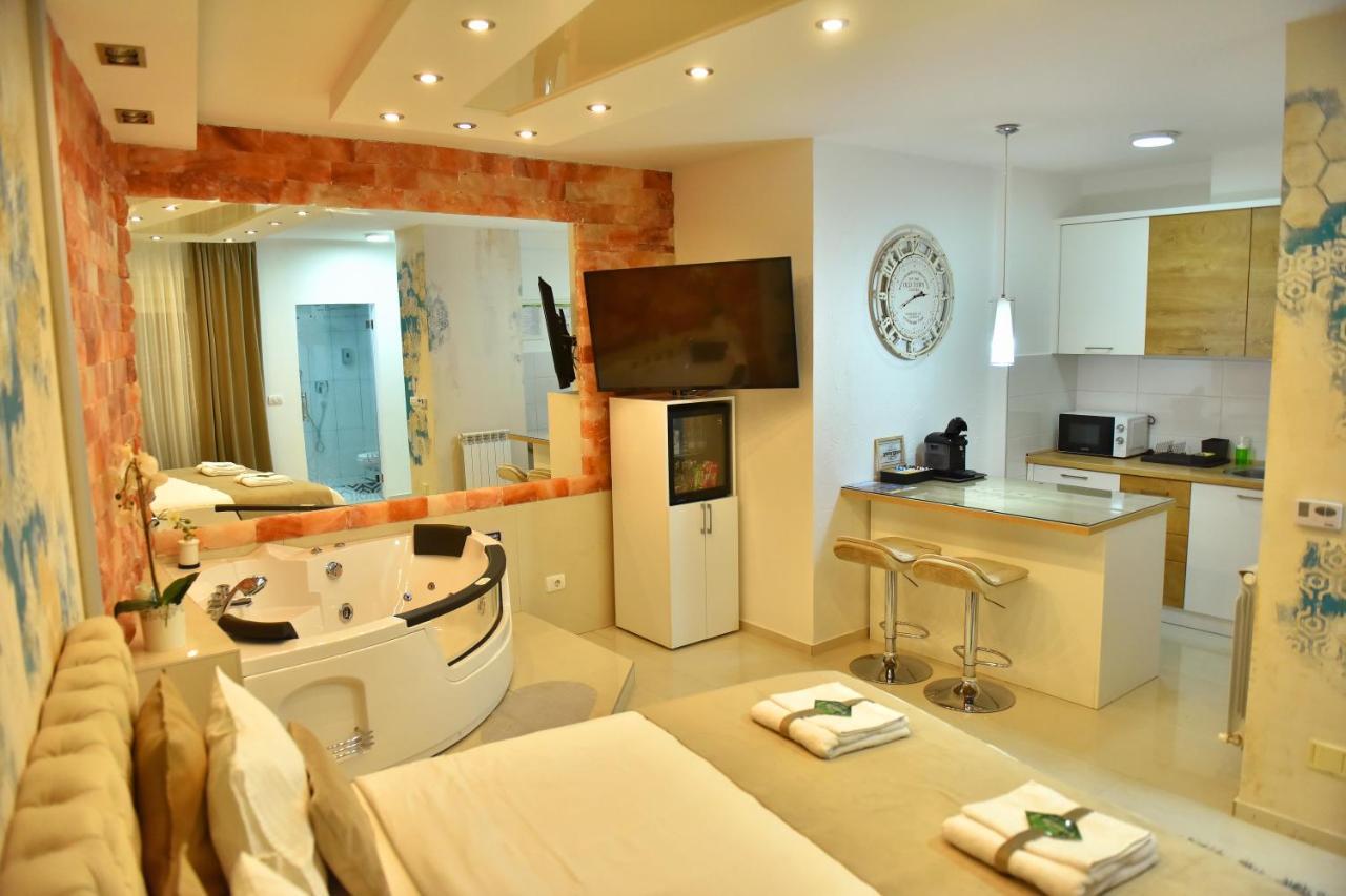 Design Apartment Premium Spa Lux 4 Star "Dubai" Completely Private Wellness & Spa Free Included Sauna & Jacuzzi & Salt Wall & Fire Place & 3D Ceilings & Business Wifi & Netflix & Keyless Code Entry & Full Smart App & Secure 2 Parking Place Ćuprija Buitenkant foto