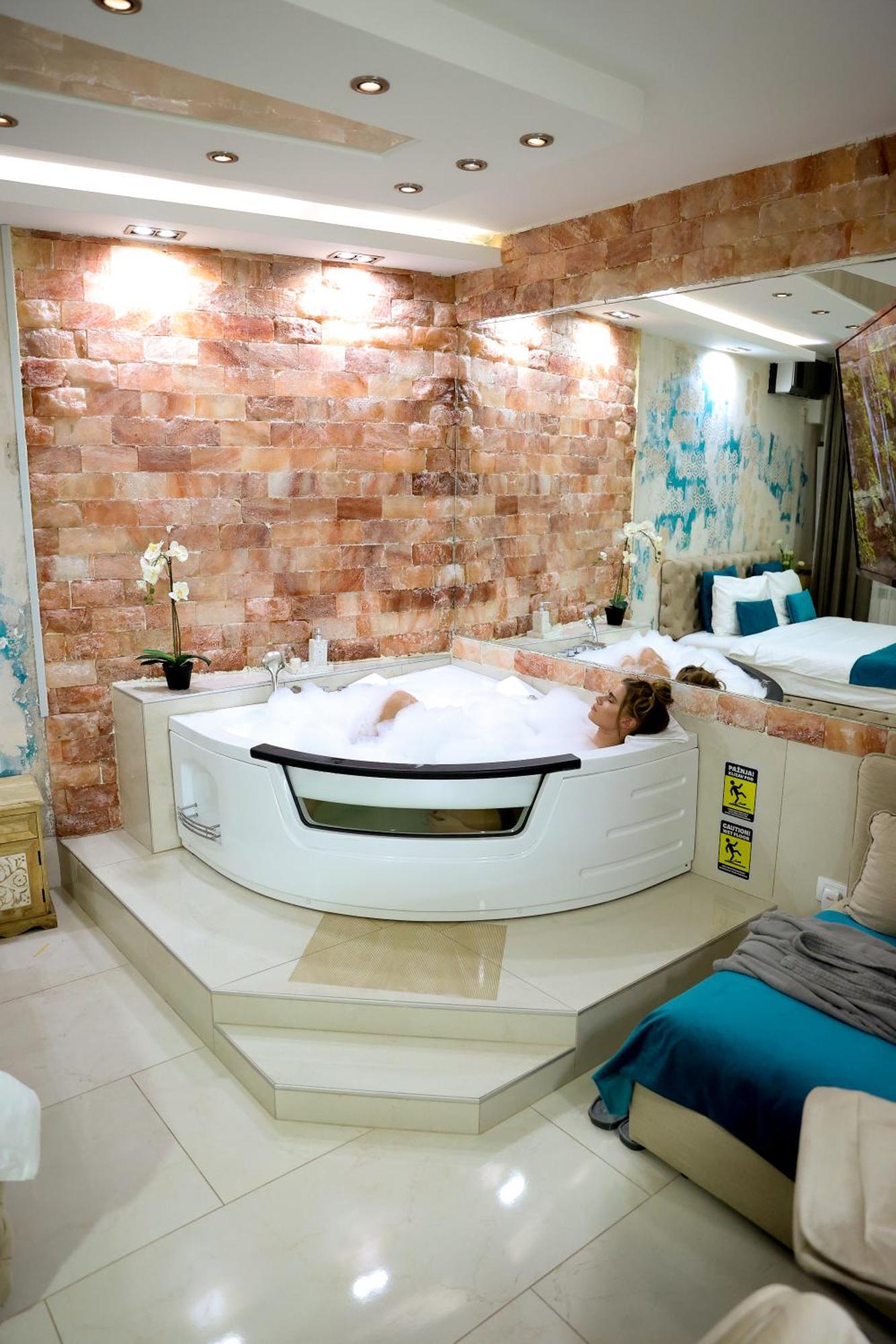 Design Apartment Premium Spa Lux 4 Star "Dubai" Completely Private Wellness & Spa Free Included Sauna & Jacuzzi & Salt Wall & Fire Place & 3D Ceilings & Business Wifi & Netflix & Keyless Code Entry & Full Smart App & Secure 2 Parking Place Ćuprija Buitenkant foto